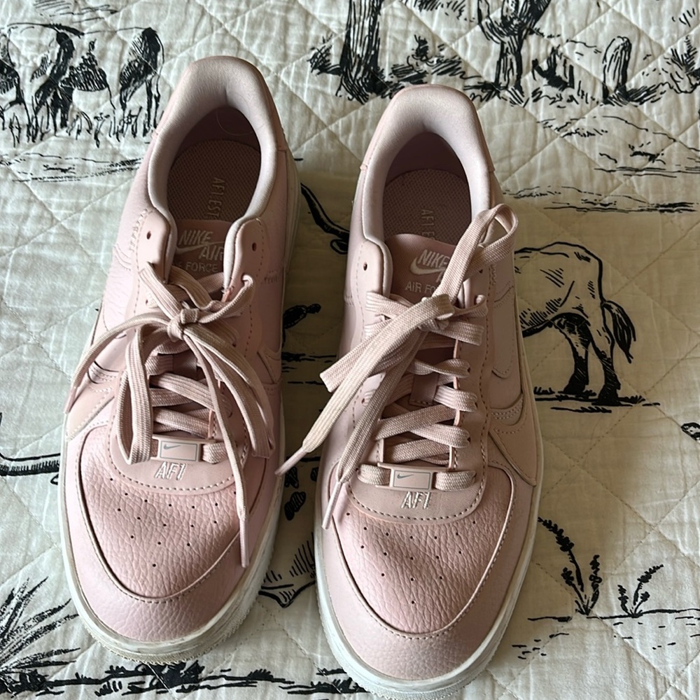 Worn once Nike tennis shoes.